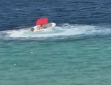 Χαλκιδική: Ακυβέρνητο σκάφος προκαλεί πανικό σε παραλία – Στα βράχια μετά από κύκλους (βίντεο)
